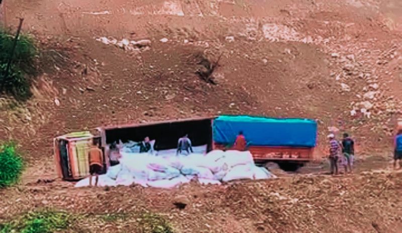 Sebuah mobil truk pengangkut hasil pertanian terlihat tergeletak setelah tergelincir saat melintasi ruas jalan provinsi Lenangguar–Lunyuk di Kabupaten Sumbawa yang rusak. Insiden tersebut menyebabkan arus lalu lintas sempat macet dan memperkuat keluhan masyarakat terhadap kondisi jalan proyek bernilai lebih dari Rp19 miliar itu.