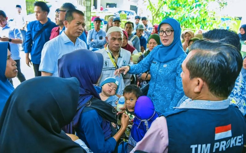 Gubernur NTB Lalu Muhamad Iqbal bersama Ketua TP PKK NTB Sinta M. Iqbal saat meninjau pelayanan Posyandu di Dusun Lantan Duren, Desa Lantan, Kecamatan Batukliang Utara, Lombok Tengah, sekaligus meninjau penanganan kasus stunting di wilayah tersebut.