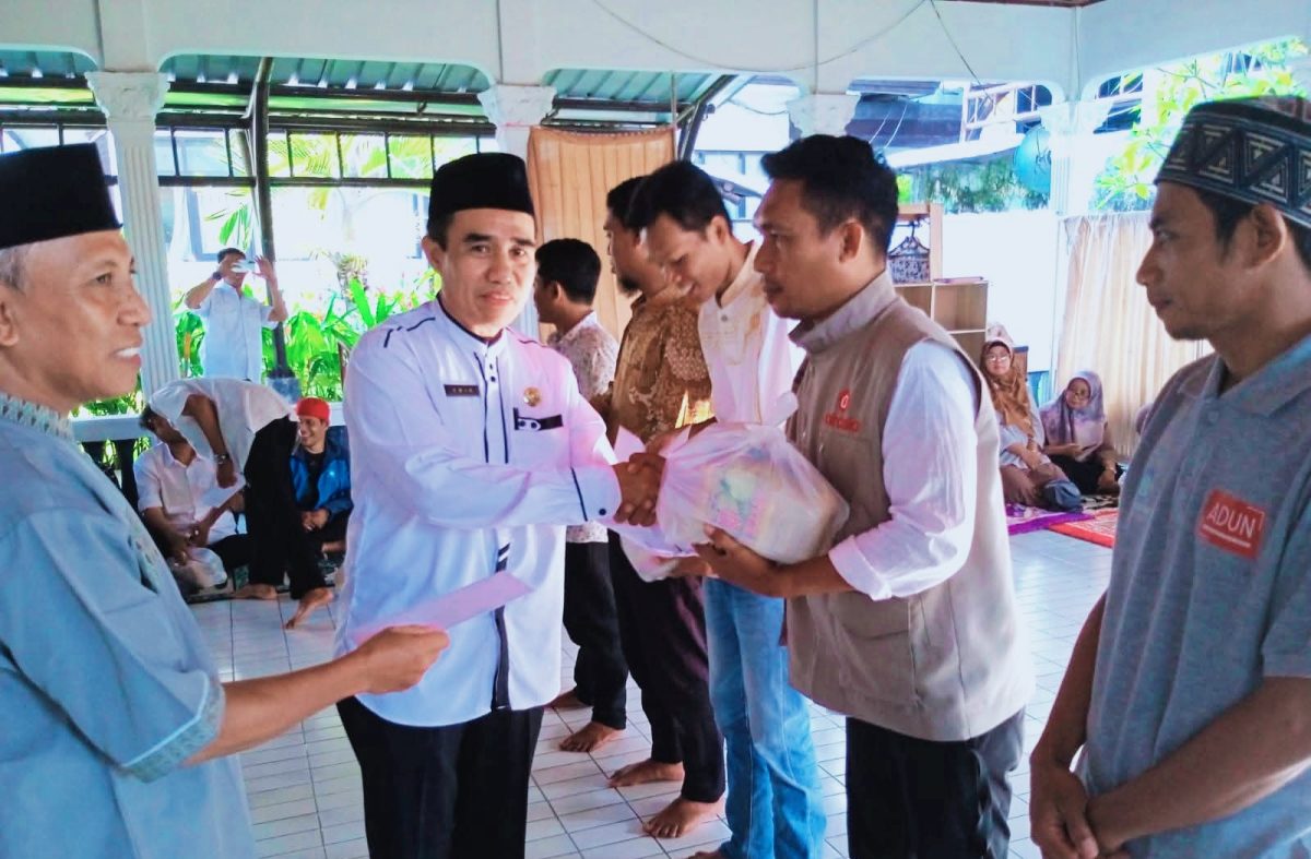 Pegawai dan anggota koperasi di lingkungan Dinas Koperasi dan UKM NTB mengikuti kegiatan IMTAQ Ramadan. Usai pengajian bersama, mereka menerima amplop dan paket sembako sebagai bentuk kebersamaan dan kepedulian di bulan suci.