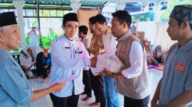 Pegawai dan anggota koperasi di lingkungan Dinas Koperasi dan UKM NTB mengikuti kegiatan IMTAQ Ramadan. Usai pengajian bersama, mereka menerima amplop dan paket sembako sebagai bentuk kebersamaan dan kepedulian di bulan suci.