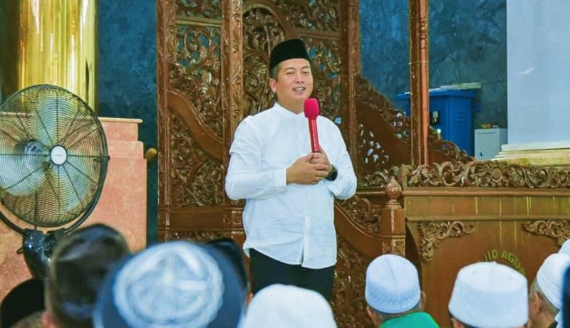 Gubernur NTB Miq Iqbal menyampaikan ajakan gerakan menanam pohon kepada masyarakat saat Safari Ramadan di Masjid Agung Praya, Lombok Tengah.