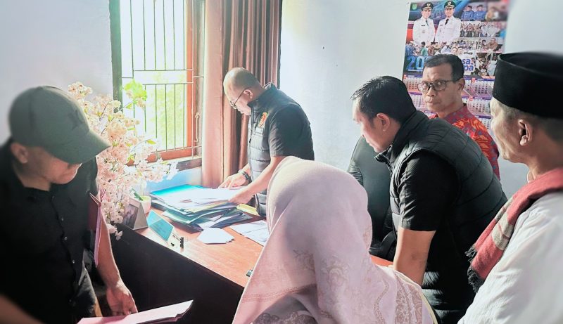 Tim penyidik Ditreskrimsus Polda NTB saat menggeledah kantor Dikpora Kabupaten Bima untuk mengamankan dokumen terkait dugaan pungli guru terpencil.