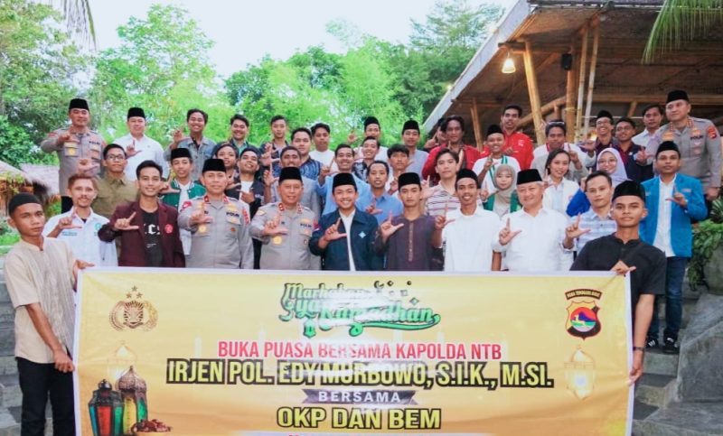 Kapolda NTB Irjen Pol. Edy Murbowo saat menghadiri buka puasa bersama BEM dan organisasi kepemudaan di Dapoer Sasak, Mataram.