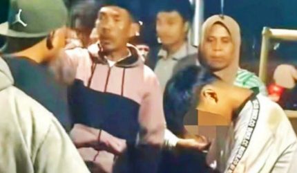 Remaja 16 tahun pelaku copet HP di Sakra Barat Lombok Timur diamankan warga sebelum dibawa polisi.