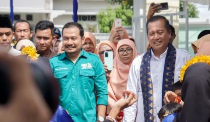 Gubernur NTB Lalu Muhamad Iqbal berdialog dengan guru SMK dan SLB di SLB Baiturrahman Sondosia Bima terkait revitalisasi sekolah dan sertifikasi siswa SMK.
