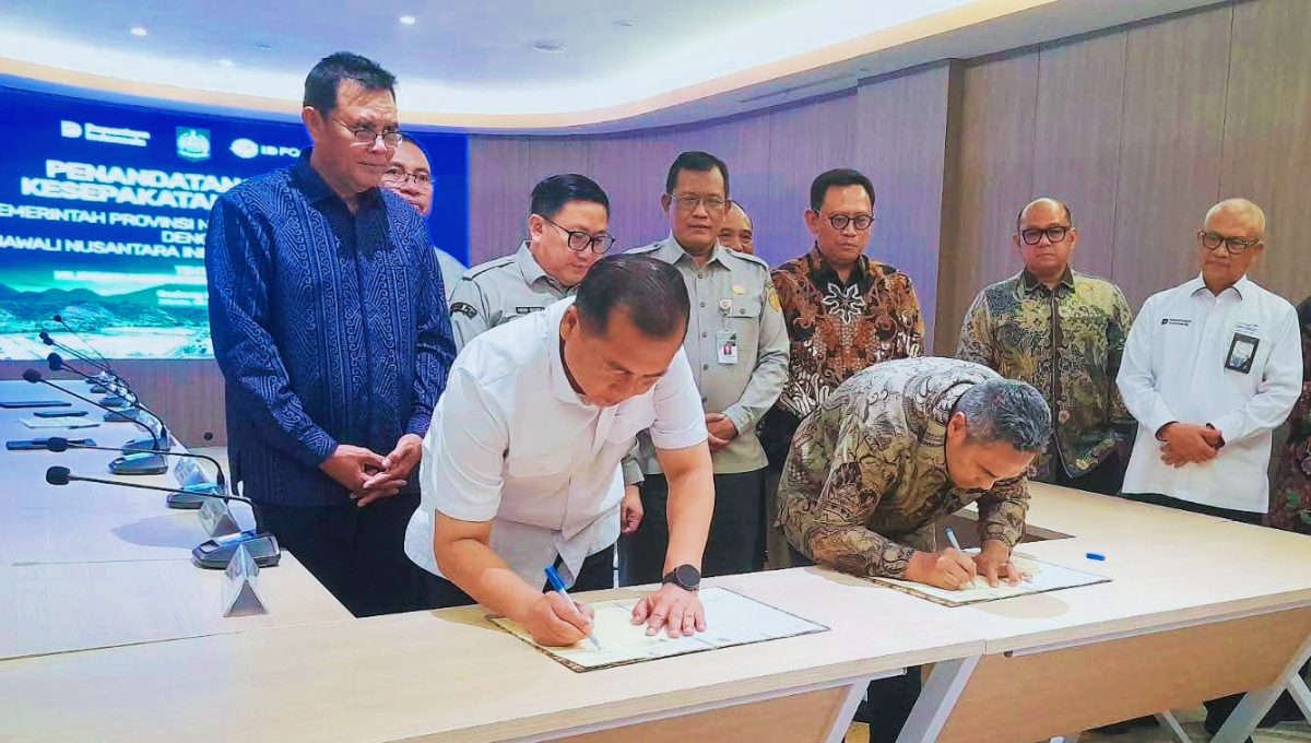 Gubernur NTB Lalu Muhamad Iqbal bersama Direktur Utama ID FOOD Ghimoyo saat penandatanganan nota kesepahaman pengembangan industri ayam terintegrasi di Jakarta, Senin (9/3/2026).