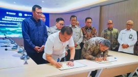 Gubernur NTB Lalu Muhamad Iqbal bersama Direktur Utama ID FOOD Ghimoyo saat penandatanganan nota kesepahaman pengembangan industri ayam terintegrasi di Jakarta, Senin (9/3/2026).