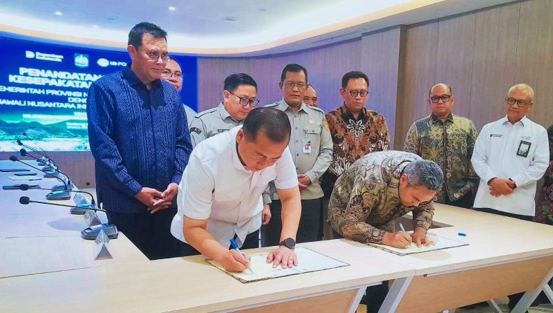Gubernur NTB Lalu Muhamad Iqbal bersama Direktur Utama ID FOOD Ghimoyo saat penandatanganan nota kesepahaman pengembangan industri ayam terintegrasi di Jakarta, Senin (9/3/2026).