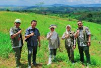 Tim Kementerian Pertanian bersama BPS melakukan pemetaan lahan melalui kegiatan poligonisasi padi gogo di Desa Bojong Jengkol, Kecamatan Jampang Tengah, Kabupaten Sukabumi, Kamis (12/3/2026).
