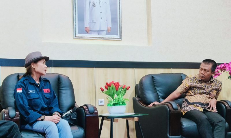 Bupati Sumbawa Barat, Amar Nurmansyah menerima kunjungan Ketua Persatuan Selancar Ombak Indonesia Provinsi NTB, Nurbaya Sari bersama jajaran pengurus di ruang kerja Bupati untuk membahas pengembangan surfing dan sport tourism di Kabupaten Sumbawa Barat, Kamis (12/3/2026).