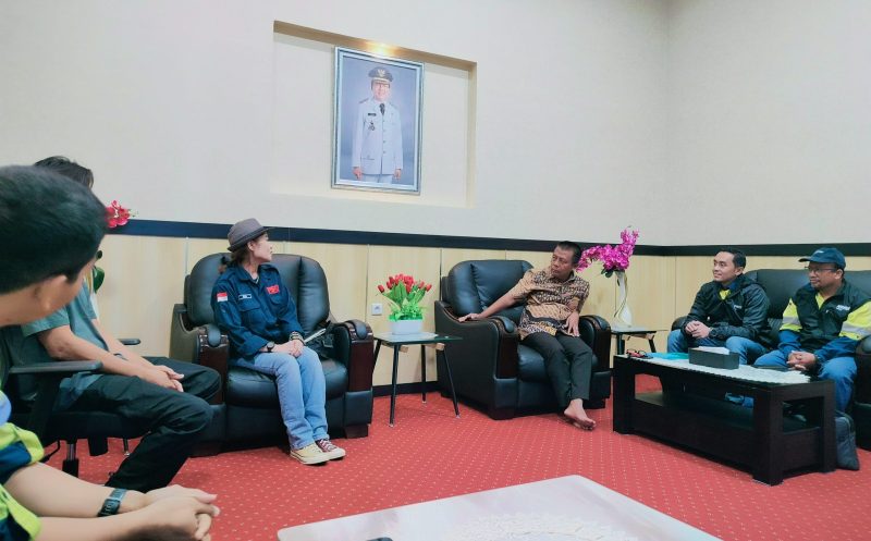 Bupati Sumbawa Barat Amar Nurmansyah menerima kunjungan Ketua Persatuan Selancar Ombak Indonesia NTB Nurbaya Sari bersama jajaran pengurus dalam rangka menjajaki kerja sama pengembangan surfing dan sport tourism di Kabupaten Sumbawa Barat.