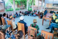 Ketua Persatuan Selancar Ombak Indonesia NTB Nurbaya Sari bersama komunitas surfing dan masyarakat Desa Labuhan Kertasari saat kunjungan pembinaan atlet muda serta pengembangan sport tourism di Kabupaten Sumbawa Barat.