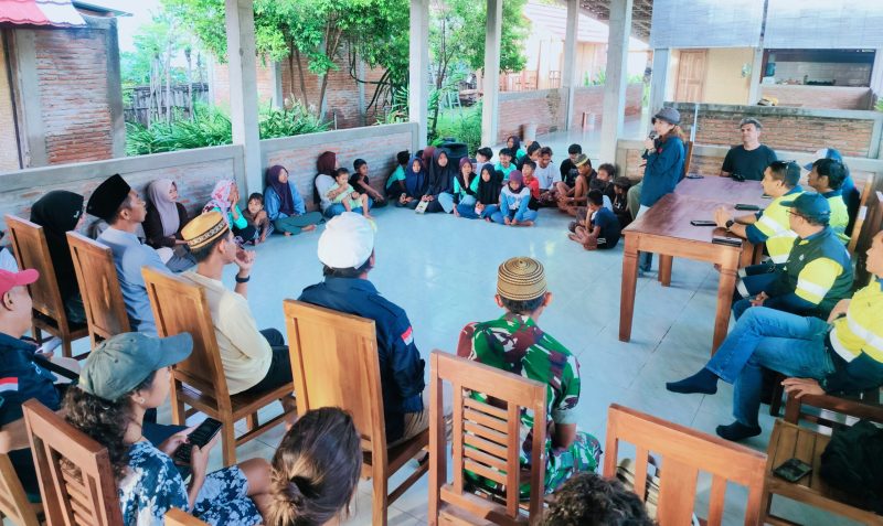 Ketua Persatuan Selancar Ombak Indonesia NTB Nurbaya Sari bersama komunitas surfing dan masyarakat Desa Labuhan Kertasari saat kunjungan pembinaan atlet muda serta pengembangan sport tourism di Kabupaten Sumbawa Barat.