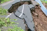 Ruas jalan utama di Desa Sumi, Kecamatan Lambu, Kabupaten Bima mengalami kerusakan parah hingga terbelah akibat longsor yang dipicu hujan ekstrem.