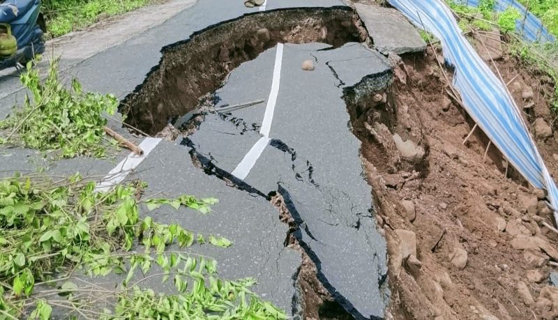 Ruas jalan utama di Desa Sumi, Kecamatan Lambu, Kabupaten Bima mengalami kerusakan parah hingga terbelah akibat longsor yang dipicu hujan ekstrem.