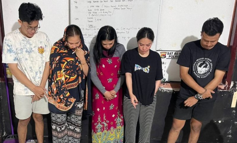 Lima orang diamankan dalam penggerebekan pesta Narkoba jenis ekstasi di Dompu, termasuk tiga mahasiswa yang terlibat.