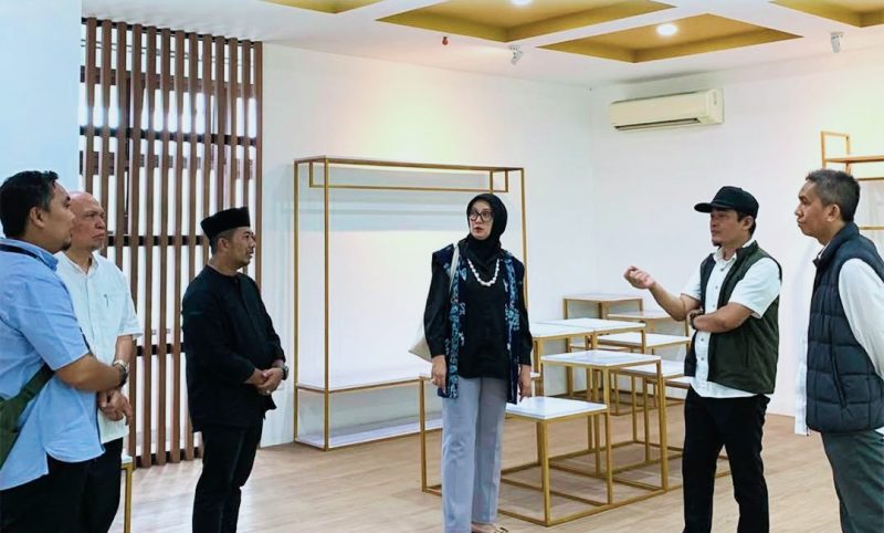 Ketua Dekranasda NTB Sinta Agathia M. Iqbal bersama jajaran saat rapat koordinasi re-opening NTB Mall menjadi BaleKITA NTB di Mataram.