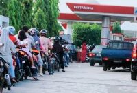 Antrean kendaraan terlihat di salah satu SPBU di tengah beredarnya isu kenaikan harga BBM, sementara pemerintah memastikan harga tetap per 1 April 2026.