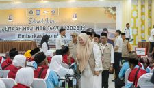 Wakil Gubernur NTB Hj. Indah Dhamayanti Putri melepas jemaah haji Kloter 4 asal Kabupaten Bima di Asrama Haji Lombok.
