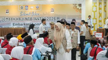 Wakil Gubernur NTB Hj. Indah Dhamayanti Putri melepas jemaah haji Kloter 4 asal Kabupaten Bima di Asrama Haji Lombok.