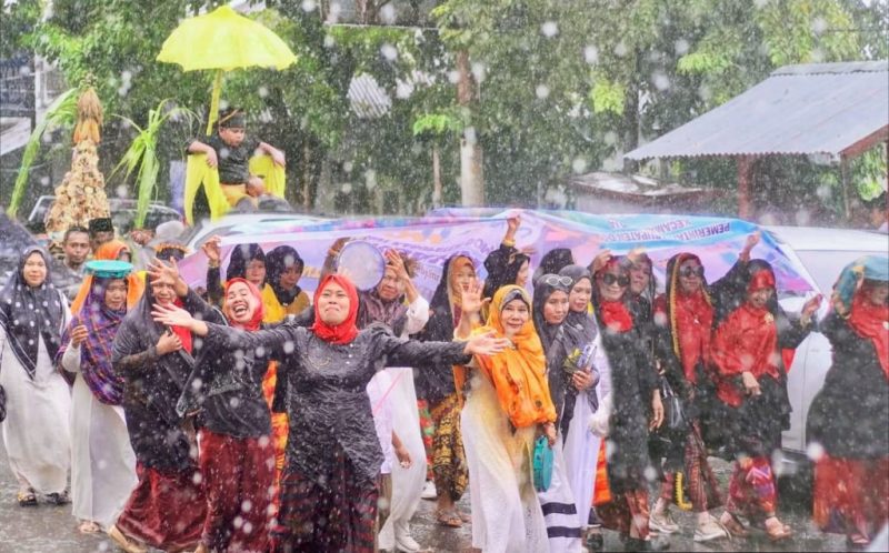 Ribuan peserta mengikuti Karnaval Budaya HUT Dompu ke-211 meski diguyur hujan deras di Dompu, Rabu (01/04/2026).