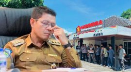 Bupati Dompu Bambang Firdaus dilaporkan ke DPP Gerindra setelah dua kali mangkir dari pemeriksaan terkait dugaan skandal perselingkuhan dengan menantu wabup. Tekanan publik pun terus meningkat.