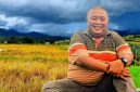 Direktur Lembaga Kajian Sosial dan Politik Mi6 NTB, Bambang Mei Finarwanto (Didu), saat memberikan keterangan terkait Perpres 4/2026 tentang pengendalian alih fungsi lahan sawah di Mataram.