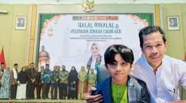 Ketua RKB Pulau Lombok bersama Wakil Gubernur NTB dan Qori cilik juara internasional serta ribuan warga Bima saat menghadiri Halalbihalal RKBPL di Auditorium UIN Mataram, Minggu (19/4/2026).