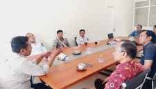 Kunjungan audiensi mahasiswa dan dosen FISIPol Universitas 45 Mataram ke kantor PWI NTB dalam rangka penguatan pembelajaran jurnalistik dan kerja sama akademik.