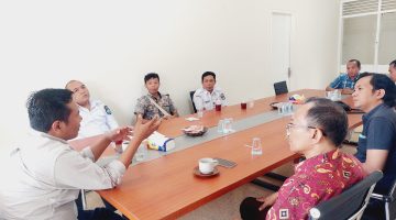 Kunjungan audiensi mahasiswa dan dosen FISIPol Universitas 45 Mataram ke kantor PWI NTB dalam rangka penguatan pembelajaran jurnalistik dan kerja sama akademik.