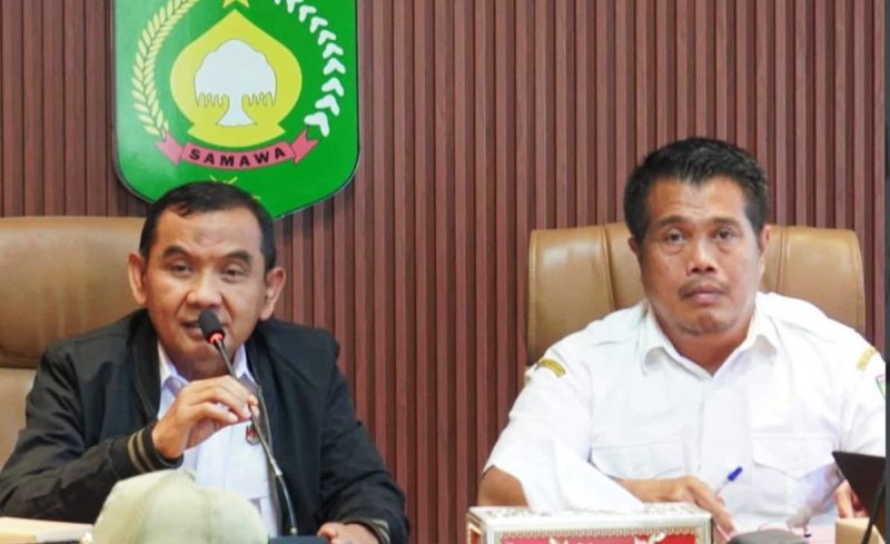 Wakil Bupati Sumbawa H. Mohamad Ansori saat memimpin rapat koordinasi penanganan sampah di Aula Hasan Usman, Kantor Bupati Sumbawa.