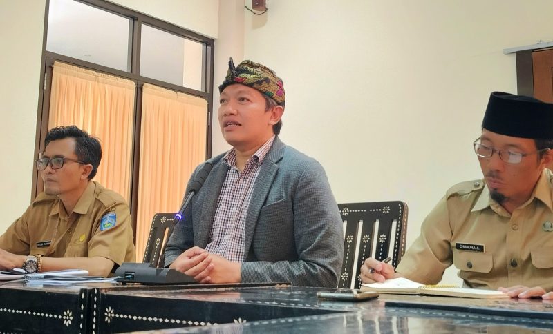 Ditengah Kepala Dinas Pariwisata dan Ekonomi Kreatif Provinsi NTB bersama jajaran, terdiri dari Kabid Pemasaran, Kabid Destinasi, Kabid Ekonomi Kreatif, serta Kepala UPTD Gili Tramena saat kegiatan jumpa Pers dan Silaturahmi dengan sejumlah Media di Kantor Dinas Pariwisata dan Ekonomi Kreatif Provinsi NTB, Kota Mataram 