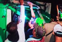 Kondisi truk fuso bermuatan sapi yang terguling ke parit usai mengalami kecelakaan di turunan Sonto Saba, Kecamatan Manggelewa, Dompu.