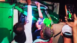 Kondisi truk fuso bermuatan sapi yang terguling ke parit usai mengalami kecelakaan di turunan Sonto Saba, Kecamatan Manggelewa, Dompu.