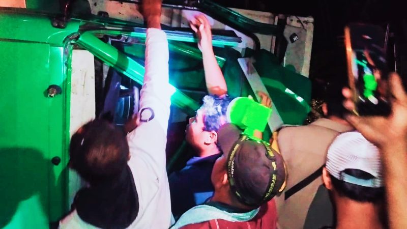 Kondisi truk fuso bermuatan sapi yang terguling ke parit usai mengalami kecelakaan di turunan Sonto Saba, Kecamatan Manggelewa, Dompu.