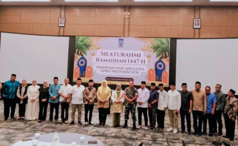 Ketua DPRD NTB Baiq Isvie Rupaeda dan Anggota Serta Forkompinda bersama Wakil Gubernur NTB Indah Dhamayanti Putri saat menghadiri acara buka puasa bersama DPRD NTB dan Pemprov NTB di Mataram.