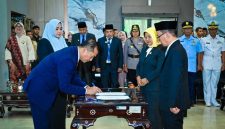 Gubernur NTB Lalu Muhamad Iqbal melantik Sekda NTB Abul Chair bersama puluhan pejabat eselon II, III, dan IV di Pendopo Gubernur NTB, Kamis (9/4/2026).