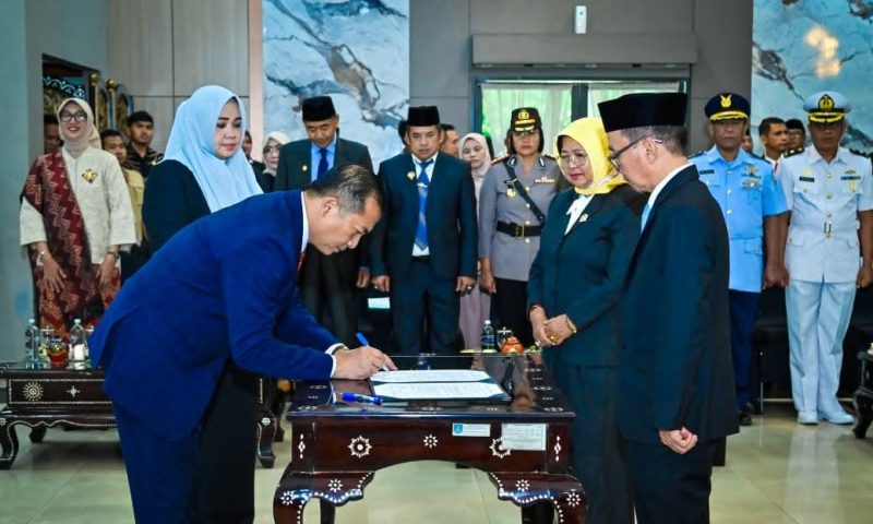 Gubernur NTB Lalu Muhamad Iqbal melantik Sekda NTB Abul Chair bersama puluhan pejabat eselon II, III, dan IV di Pendopo Gubernur NTB, Kamis (9/4/2026).