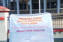 Persatuan Pemuda NTB menggelar aksi unjuk rasa di depan Kantor Kejaksaan Tinggi NTB di Mataram, Kamis (9/4/2026), menuntut penegakan hukum dugaan reklamasi ilegal Pantai Amahami.