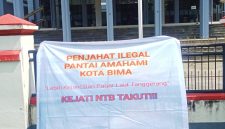 Persatuan Pemuda NTB menggelar aksi unjuk rasa di depan Kantor Kejaksaan Tinggi NTB di Mataram, Kamis (9/4/2026), menuntut penegakan hukum dugaan reklamasi ilegal Pantai Amahami.