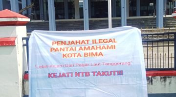 Persatuan Pemuda NTB menggelar aksi unjuk rasa di depan Kantor Kejaksaan Tinggi NTB di Mataram, Kamis (9/4/2026), menuntut penegakan hukum dugaan reklamasi ilegal Pantai Amahami.