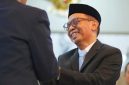 Keterangan Foto: Abul Chair tersenyum bahagia usai dilantik sebagai Sekda NTB dalam prosesi di Pendopo Gubernur, Kamis (9/4/2026).