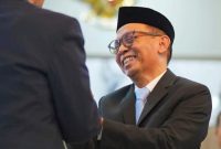 Keterangan Foto: Abul Chair tersenyum bahagia usai dilantik sebagai Sekda NTB dalam prosesi di Pendopo Gubernur, Kamis (9/4/2026).