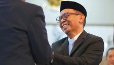 Keterangan Foto: Abul Chair tersenyum bahagia usai dilantik sebagai Sekda NTB dalam prosesi di Pendopo Gubernur, Kamis (9/4/2026).