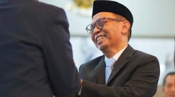 Keterangan Foto: Abul Chair tersenyum bahagia usai dilantik sebagai Sekda NTB dalam prosesi di Pendopo Gubernur, Kamis (9/4/2026).