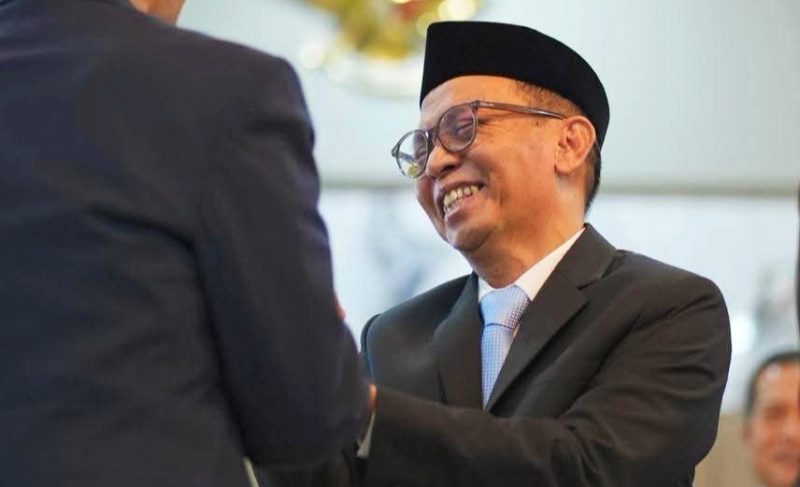 Keterangan Foto: Abul Chair tersenyum bahagia usai dilantik sebagai Sekda NTB dalam prosesi di Pendopo Gubernur, Kamis (9/4/2026).