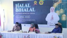 Rektor Universitas Mataram Sukardi saat menyampaikan sambutan dalam acara Halal Bihalal IKA Unram di Mataram, Sabtu (11/4/2026).