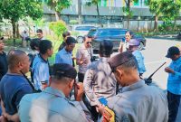 Sejumlah massa menggelar aksi unjuk rasa di depan Gedung DPRD NTB, menyoroti anggaran makan-minum yang mencapai Rp38 miliar.