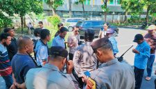 Sejumlah massa menggelar aksi unjuk rasa di depan Gedung DPRD NTB, menyoroti anggaran makan-minum yang mencapai Rp38 miliar.