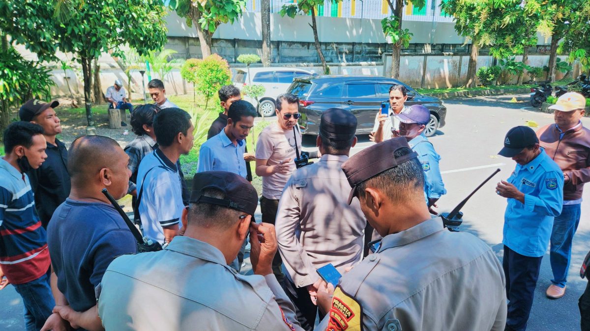 Sejumlah massa menggelar aksi unjuk rasa di depan Gedung DPRD NTB, menyoroti anggaran makan-minum yang mencapai Rp38 miliar.